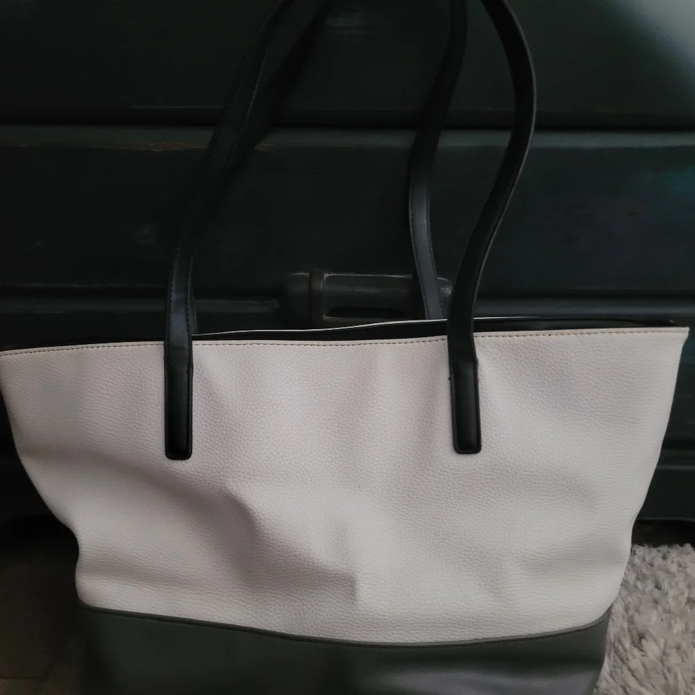 Jones New York Signature Black and White Tote Bag - Picture 3 of 6